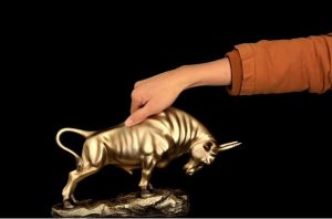 Siêu phẩm Bò vàng size lớn - Thiết kế và chất liệu hoàn thiện cao cấp - linh vật chứng khoán trang trí