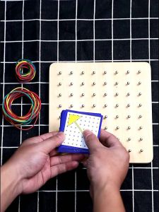 Đồ chơi xếp hình dây thun vào bảng với thẻ gợi ý giáo dục nhận thức sớm montessori cho trẻ