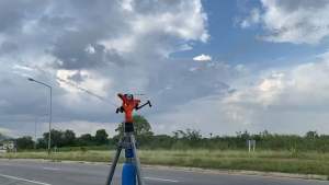 หัวสปริงเกอร์ 3/4 หรือ 1 สีส้ม พลาสติก พร้อมขาตั้ง ยืดปรับระดับได้ รุ่นหมุนได้ 360 หมุนรอบตัว รัศมีประมาณ 10-15 เมตร