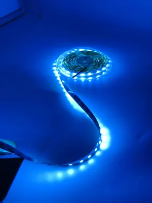 ไฟริบบิ้น 5050 12V ไฟเส้น LED Strip ยาว5เมตร แสงวอร์มไวท์/แสงขาว 120เม็ด/เมตร 14วัตต์/เมตร มีเทปกาว 3M ในตัวสามารถตัดได้