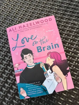 Buku Love on the Brain (Ali-Hazelwood) - iINGGRIS
