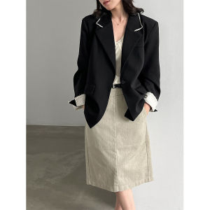 Áo blazer nữ mùa thu 2026 phối màu tương phản viền thô cổ ve áo phong cách công sở