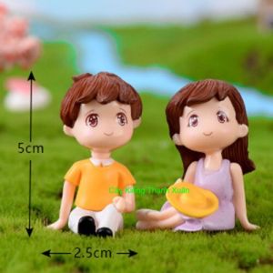 Phụ Kiện Trang Trí Tiểu Cảnh Cặp Đôi Ngồi Picnic (Giao Màu Ngẫu Nhiên) Trang Trí Chậu Sen Đá Cây Cảnh Sân Vườn