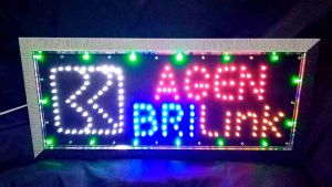 Lampu tulisan AGEN BRI LINK memakai logo BRI