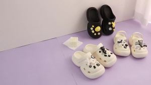 [Free Shipping] Womens summer outdoor clogs new thick-soled beach sandals garden slippers non-slip nurse shoes