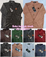 Yigit mening emchaklarim bilan oynaydi