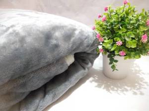 ผ้าห่มนาโน สีพื้น 6 ฟุต ขนาดกว้าง 180 ซม. x ยาว 200 ซม.ผลิตจากเส้นใยสังเคราะห์ที่มีความละเอียดสูง เนื้อผ้าสัมผัสเนียน นุ่มลื่น ไม่เป็นขุย อบอุ่นสบาย ซักทำความสะอาดง่าย แห้งเร็ว ลดลดการเกิดเชื้อราและกลิ่นอับ