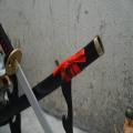 Kiếm gỗ katana đen đỏ lưỡi bạc.