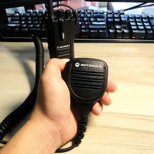 Bộ đàm Motorola CP-550. Phiên bản mới tự động sao chép tần số đèn pin báo động SOS