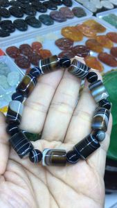 Vòng đeo tay mã não vân đen trắng dạng khúc 10 li