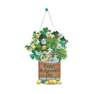Lễ Hội shamrock bên Tấm treo cửa chào mừng ký hoàn hảo cho lễ kỷ niệm ngày Patrick và trang trí cửa hàng nhà