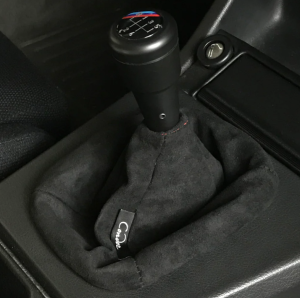 Fix ถุงเกียร์รถเกียร์ JDM สีแดง หนังอัลคันทาร่าแท้จากสเปน ทนทานใส่รถยนต์ทุกรุ่น เปลี่ยนง่าย ของตกแต่งภายในรถ หัวเกียร์ SHIFT BOOT