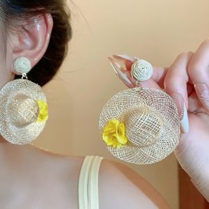 GUDAN จิวเวลรี่ชายหาด ต่างหูถักจากหวาย ดอกไม้ รูปแบบวันหยุด ต่างหูแบบโบฮีเมียน หวาน ของตกแต่งเครื่องประดับ ต่างหูหมวกหญ้าลาฟิต งานแต่งงาน