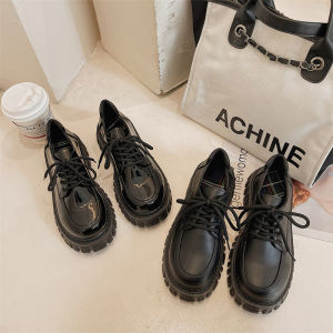 ["Mary Janes รองเท้าผ้าใบสตรีหัวกลมยก พาลท์เศส แบบผูกเชือก สีดำสดใสและสีดำเข้ม ผู้หญิง - Britannica"]