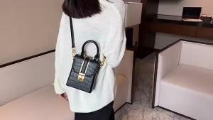 New Versatile One-shoulder Messenger Bag Explosion Style Texture Portable Small Square Bag B0158