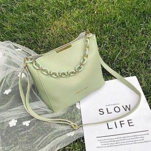 LiShops รุ่นแนะนำ กระเป๋าแฟชั่นสไตล์เกาหลี น่ารักมาก ขนาดพกพากะทัดรัด แมทช์ลุคไหนก็ดูดี สะพายข้าง แต่งอะไหล่โซ่ทอง ดูดีม๊าก ต้องจัดน้า