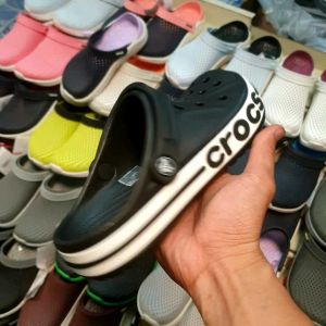 /Buy1 Free 4 Jibbitzs/ Crocs BayaBand Clog  รับประกันพื้นนี่มใส่สบาย ใส่สวยเท่มากๆ เป็นรุ่นกำลังฮิต จัดส่งไว 1-3วัน ได้รับของ