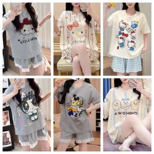 LANGJ แขนสั้น ชุดนอนแมวคิตตี้ คอกลม แมว KT ของมิกกี้ ชิอิคาวะ ชุดนอนผู้หญิงแบบระบายขอบ ชุดอยู่บ้านอนิเมะ แผ่นรองหน้าอก ชุดนอนการ์ตูน ฤดูร้อน