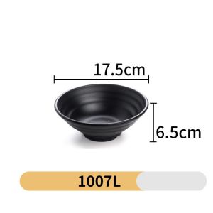 ชามก๋วยเตี๋ยวสีดำแบบญี่ปุ่นบนโต๊ะอาหารพอร์ซเลน เนื้อชามราเมนชามหม้อไฟรสเผ็ด