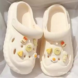 [Free Shipping] Thick-soled cute and stylish indoor/outdoor sandals for students featuring a soft sole and a perforated design new summer collection 2026
