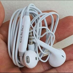 Headset In-Ear OPPO Warna Putih dengan mikrofon internal dan kontrol untuk seluruh tipe HP