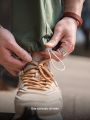 Quần kaki ống rộng có dây rút. 