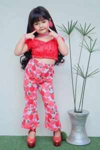 ชุดเด็กเซ็ต 2 ชิ้น เสื้อระบายรอบตัวแขนตุ๊กสีสีพื้น เข้าเซ็ตกับกางเกงขาม้าลายดอก สดใสมากๆ