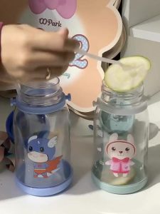 Bình Nước Sừng Hươu 600ml Chống Sặc Kèm sticker Hoạt Hình Dể Thương Cho Bé Mang Đi Học Đi Chơi.