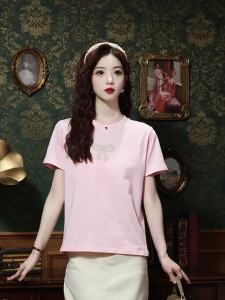 AMMIN 2024เสื้อคอกลมแขนสั้นสำหรับผู้หญิงเสื้อเสื้อยืดผ้าฝ้ายสตรีสีทึบเสื้อสง่างามแบบลำลองติดโบว์ติดเพชรสดใสพิมพ์ลายร้อนแรง