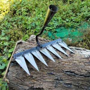 Garukan Rake Besi Penyiang Rumput 7 Mata - Garuk Pencabut Rumput Penyiang Gulma Multifungsi