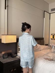 ชุดนอนฤดูร้อน VS ผีเสื้อ ชุดนอนผ้าไหมน้ำแข็งบางเบาสบายสำหรับผู้หญิง ชุดนอนแขนสั้นและกางเกงขาสั้นคุณภาพสูง 2402