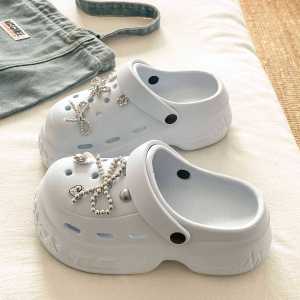 [Free Shipping] Versatile High-End Pearl Bowknot Platform Clogs With EVA Soles Featuring A Perforated Design For Breathability And Durability And A Closed-Toe Style