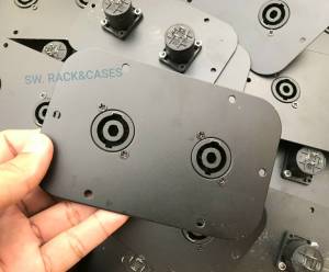 แท็ปติดหลังลำโพง (ราคาต่อแพ็คจำนวน 2 ตัว) ขนาด 115x88mm สำหรับเข้าสายสัญญาณ ชุดพร้อมสปิคคอน วัสดุเกรดดีเหล็กชุบดำ สินค้าคุณภาพได้มาตรฐาน