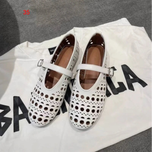 1 Pair Summer Womens Flat Sandals Retro Style Hollow Out Design Comfortable Breathable Soft Soled Casual Shoes