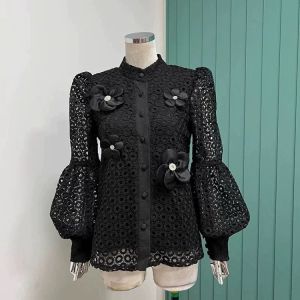 เสื้อแขนยาวลูกไม้แฟชั่นไฮโซby [ann1] ตัวเสื้อมีซับในตัว คอสูง กระดุมเรียงด้านหน้า แขนพองสวย แต่งเข็มกลัดดอกไม้