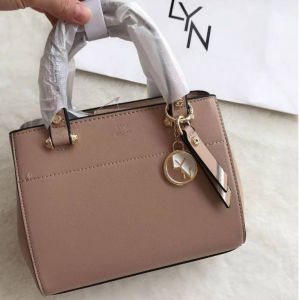 กระเป๋าถือ LYN พร้อมสายสะพายครอสบอดี้ ทรงสวยทรงคุณนาย มี 5 สี พร้อมถุงผ้า ทรงคุณนาย มี 5 สี คอลนี้สวยจ้า