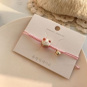 STMEN นำโชคดี เด็กชายและเด็กหญิง ชนกลุ่มน้อยของชนกลุ่มน้อย งานทำมือ เชือกสำหรับมือ จี้แมวเซรามิก น่ารักน่ารักๆ กระดิ่งมีกระดิ่ง เชือกถักสีแดง เครื่องประดับสไตล์จีน แหวนมือผู้หญิง สร้อยข้อมือ maneki Neko