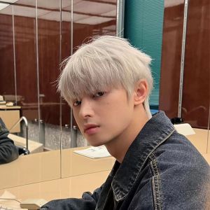 Wigs mga lalaking gwapo at uso lola gray personality maikling tuwid na buhok natural na malunggay bangs basag hood