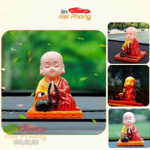 Tượng phật chú tiểu gõ mõ tụng kinh để taplo trang trí xe hơi ô tô nơi làm việc