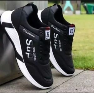 Sneaker Pria Sporty Kulit PU Sol Tebal Warna Hitam Gaya Korea 2025