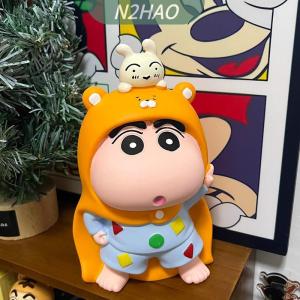 【N2HAO】การประหยัดเงิน กระปุกออมสินเครยอนชินจัง ตกแต่งด้วยการตกแต่ง เครยอนชินจัง กล่องใส่เงินลายการ์ตูน สร้างสรรค์และสร้างสรรค์ ของสะสมได้ กล่องเก็บของอนิเมะสำหรับเด็ก ของตกแต่งบ้าน