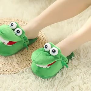 รองเท้าแตะผ้าฝ้ายลายจระเข้ที่มีปากขยับได้ สไตล์ใหม่ตลก รองเท้าผ้าฝ้ายกันลื่นสำหรับใช้ในบ้าน ของขวัญของเล่นนุ่ม รองเท้าแตะเด็ก ฤดูหนาวสำหรับผู้หญิง