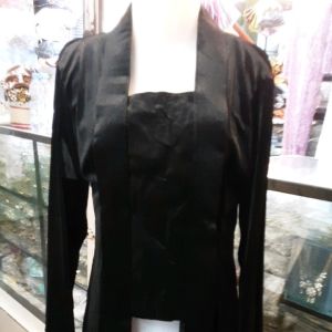 Kebaya Bludru Selutut: Keindahan Tradisional Wanita