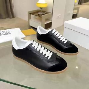 Trạm Hàng Hóa Châu Âu MM6 Giày tập luyện nữ 2024 Giày thể thao cổ thấp mũi tròn bằng da lộn phong cách mùa hè mới