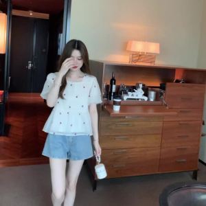 Ammin 2024 Mùa Hè Pháp cổ áo vuông Thời Trang thêu hoa tinh tế tay ngắn áo voan Cho Phụ Nữ phong cách Hàn Quốc cut-out may ren tay áo bong bóng Áo Blouse thanh lịch