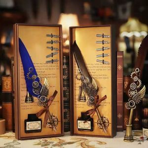 MMLUCK เรโทร คลาสสิกแบบคลาสสิก ทนทานต่อการใช้งาน การเขียนสำหรับเขียน นักเรียนก็อก วันครู การเซ็นชื่อ ของขวัญที่สวยงาม เครื่องเขียนสเตชันเนอรี ปากกาขนนกขนนกขนนกพร้อมชุดปลายปากกา5ด้าม ปากกาประดิษฐ์ตัวอักษร ปากกาหมึกซึมพร้อมหมึก ปากกาหมึกจุ่มกล่องของขวัญ