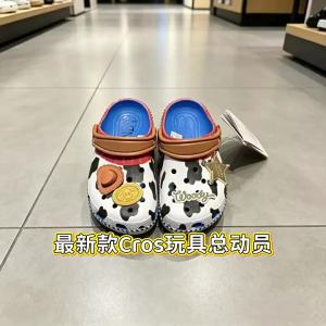 Crocs Woody childrens clogs are comfortable and convenient cartoon-style parent-child outdoor beach shoes