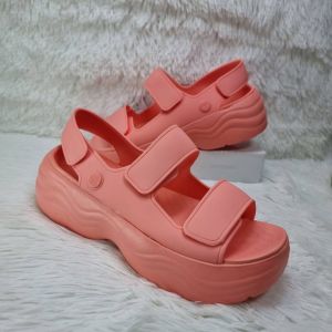 Crocs Skyline Sandal for Women has 5 colors. Womens slip-on sandals. Womens Crocs Shoes Womens high heels Platform shoes Light soft and comfortable to wear.