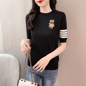 LUCKIN STORE Áo Cho Nữ Áo Phông Ngọt Ngào Hình Gấu Nhỏ Hoạt Hình Mùa Hè Lụa Băng Mới Áo Đan Tương Phản 2026 Phong Cách Đại Học Cho Nữ