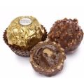 Socola Ferrero Rocher hình quả cầu Vàng. 